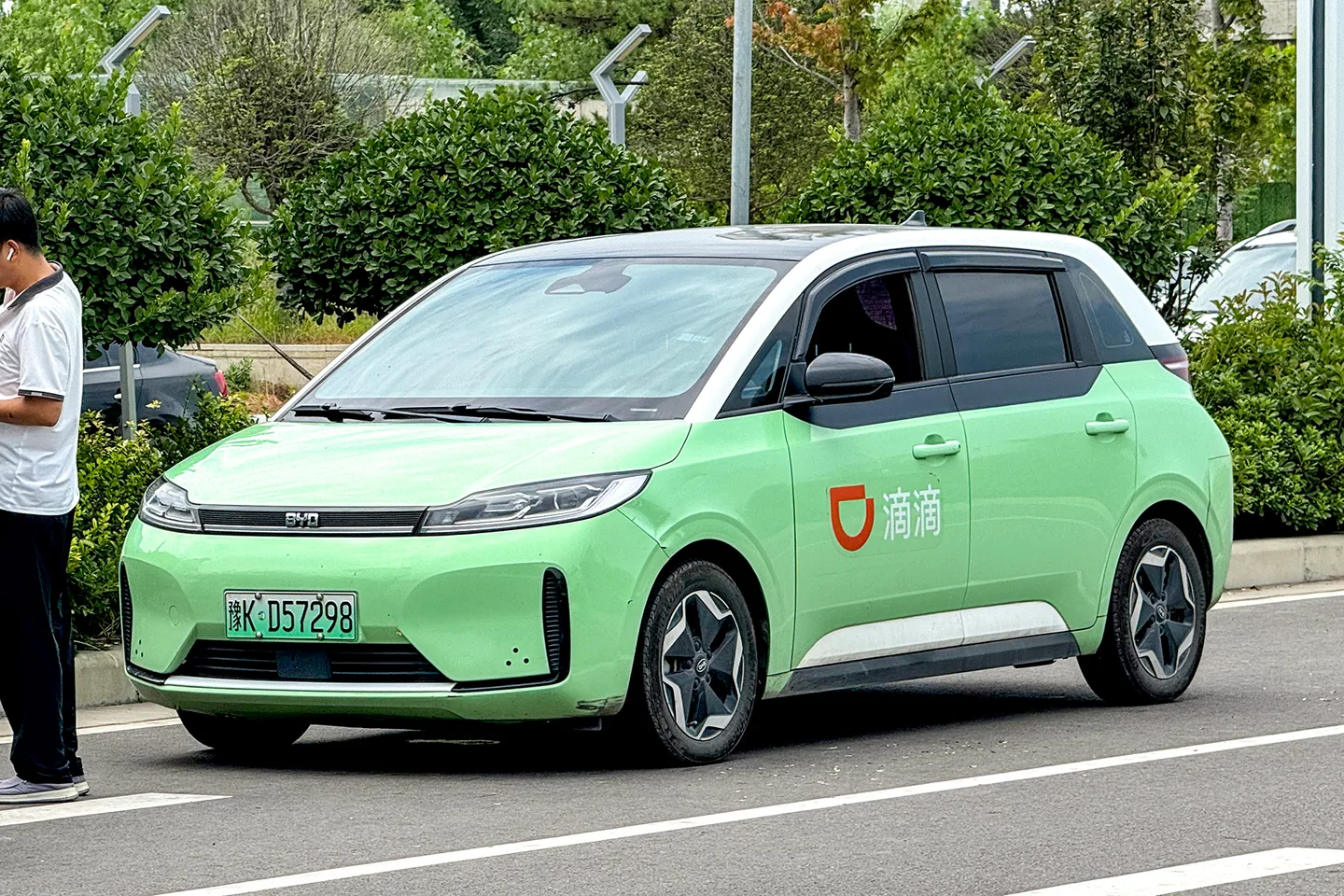 A green DiDi-branded BYD D1 car outside Yanling Railway Station