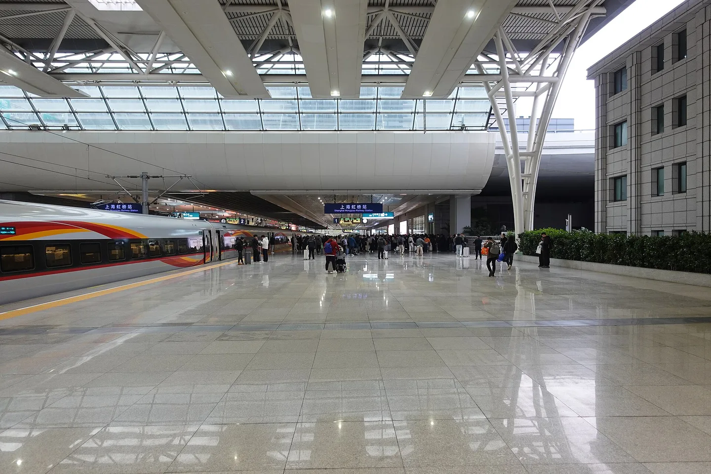 Passengers and a high-speed train on platform 1 at Shanghai Hongqiao Railway Station